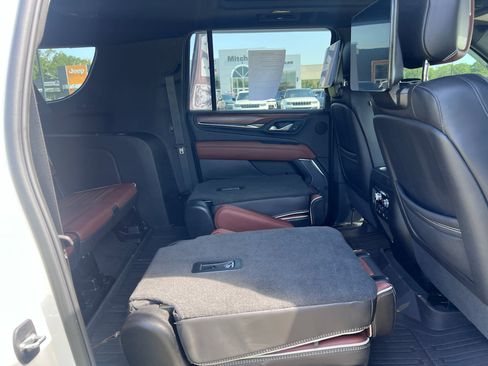 Used 2023 GMC Yukon XL Denali Ultimate AWD/4WD image 12