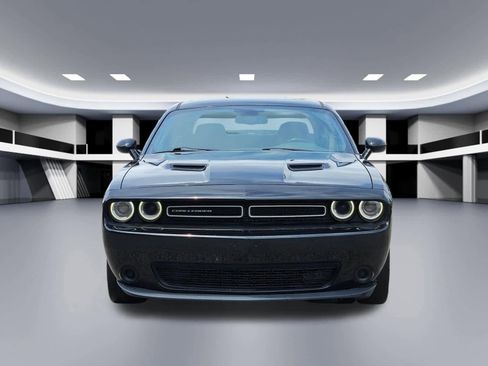 Used 2018 Dodge Challenger SXT RWD image 8