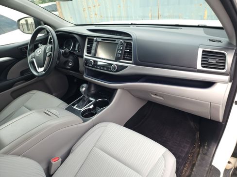Used 2017 Toyota Highlander LE FWD image 9