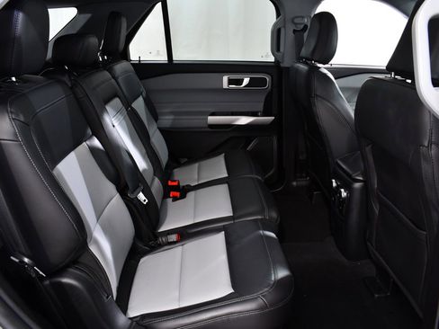 Used 2022 Ford Explorer XLT w/ Equipment Group 202A image 19