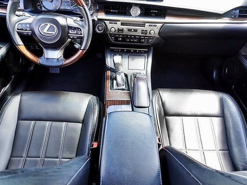 Used 2017 Lexus ES 350 w/ Luxury Package FWD image 21