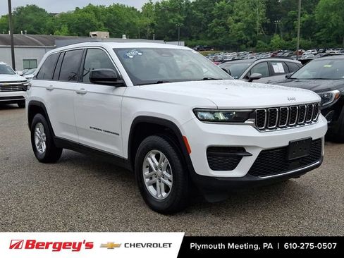 Used 2023 Jeep Grand Cherokee Laredo AWD/4WD image 2