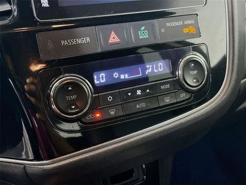 Used 2018 Mitsubishi Outlander SE image 11