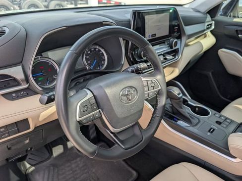 Used 2023 Toyota Highlander XLE AWD/4WD image 9