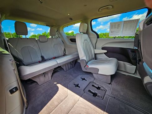 Used 2020 Chrysler Pacifica Touring-L Plus FWD image 41