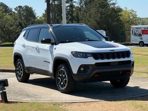 Used 2024 Jeep Compass Trailhawk AWD/4WD image 9