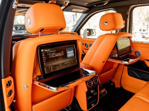 Used 2023 Rolls-Royce Cullinan Black Badge w/ Dark Exterior Package image 18