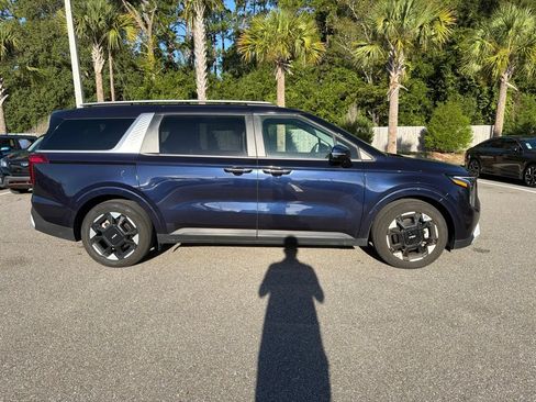 Certified 2025 Kia Carnival EX FWD image 3