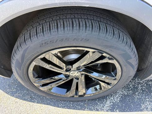 Used 2024 Volkswagen Tiguan SE R-Line image 10