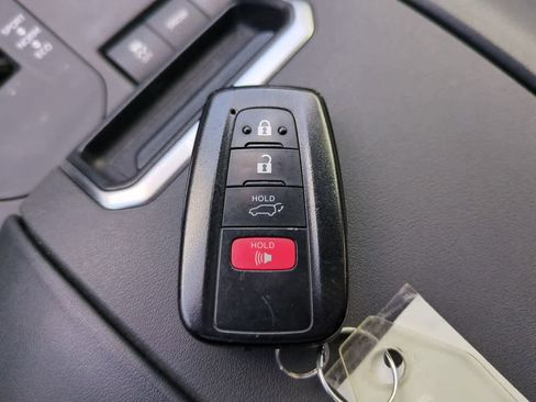 Used 2022 Toyota Highlander LE FWD image 27