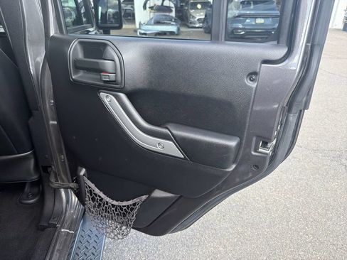 Used 2016 Jeep Wrangler Unlimited Sahara w/ Connectivity Group AWD/4WD image 16