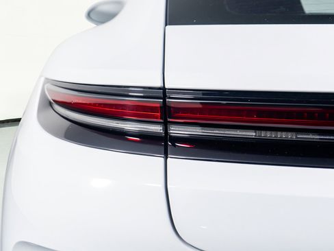 Used 2024 Porsche Panamera 4 w/ Premium Package image 18