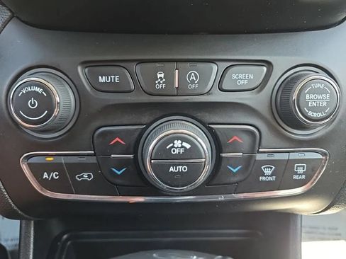 Used 2021 Jeep Cherokee Trailhawk AWD/4WD image 30