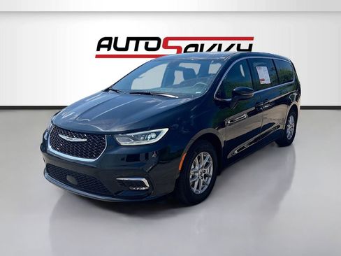 Used 2025 Chrysler Pacifica Select image 3