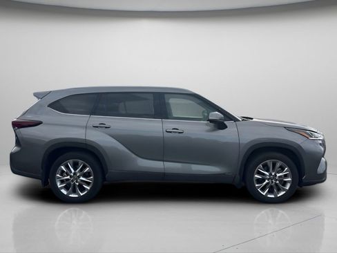 Used 2025 Toyota Highlander Limited image 3