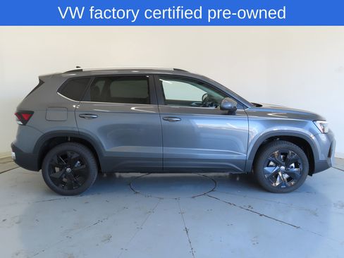 Used 2026 Volkswagen Taos SE FWD image 2