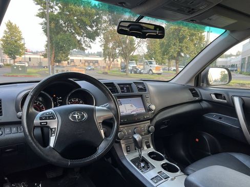 Used 2011 Toyota Highlander SE w/ Tow Pkg AWD/4WD image 13