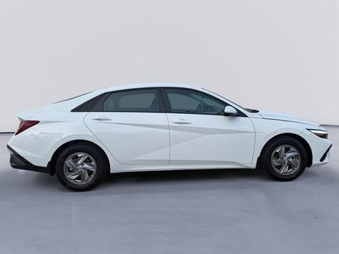 New 2026 Hyundai Elantra SE FWD image 2