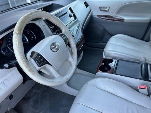 Used 2014 Toyota Sienna XLE FWD image 10