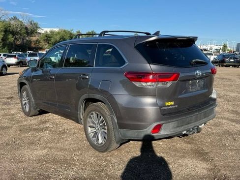 Used 2017 Toyota Highlander XLE AWD/4WD image 3