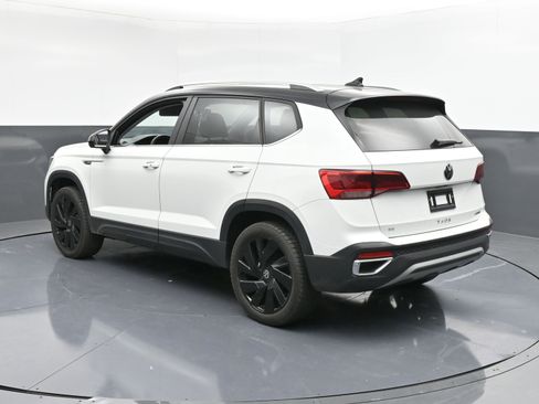 Used 2024 Volkswagen Taos SE w/ Panoramic Sunroof Package image 6