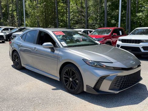 Used 2025 Toyota Camry SE w/ Convenience Package FWD image 4