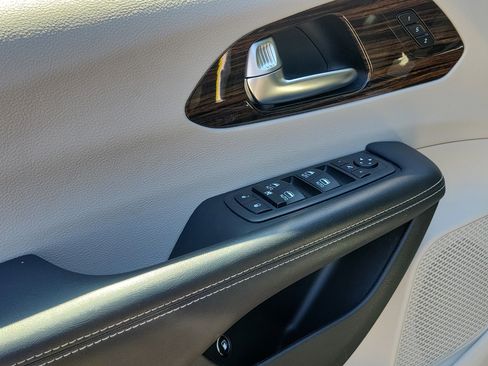 Used 2023 Chrysler Pacifica Limited FWD image 23