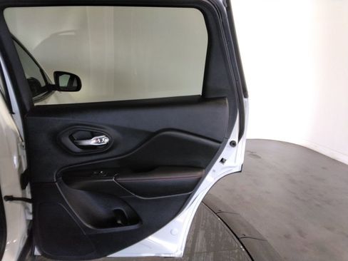 Used 2021 Jeep Cherokee Trailhawk image 42