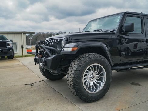 Used 2020 Jeep Wrangler Unlimited Sahara image 28