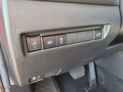 Used 2022 Toyota Venza LE image 19