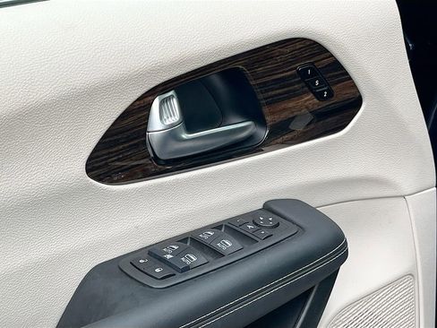 Used 2024 Chrysler Pacifica Limited image 18