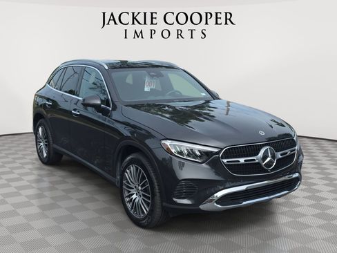 Used 2025 Mercedes-Benz GLC 300 4MATIC image 3