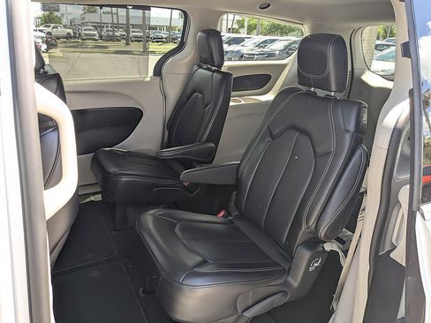 Used 2024 Chrysler Pacifica Touring-L FWD image 13