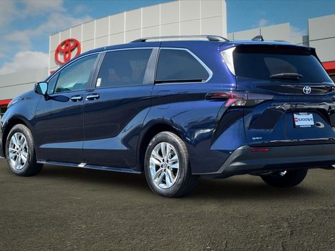 Used 2025 Toyota Sienna XLE w/ XLE Plus Package FWD image 5