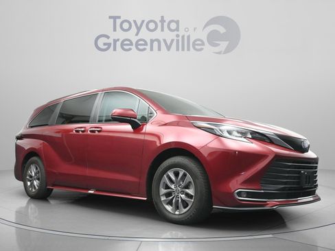 Used 2023 Toyota Sienna XLE image 19