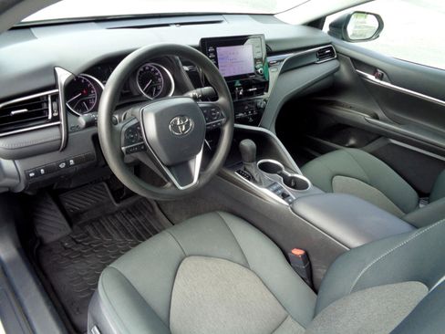 Used 2022 Toyota Camry LE image 5