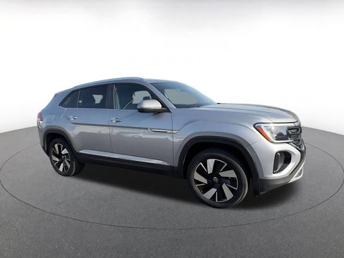 Used 2025 Volkswagen Atlas Cross Sport SE image 2
