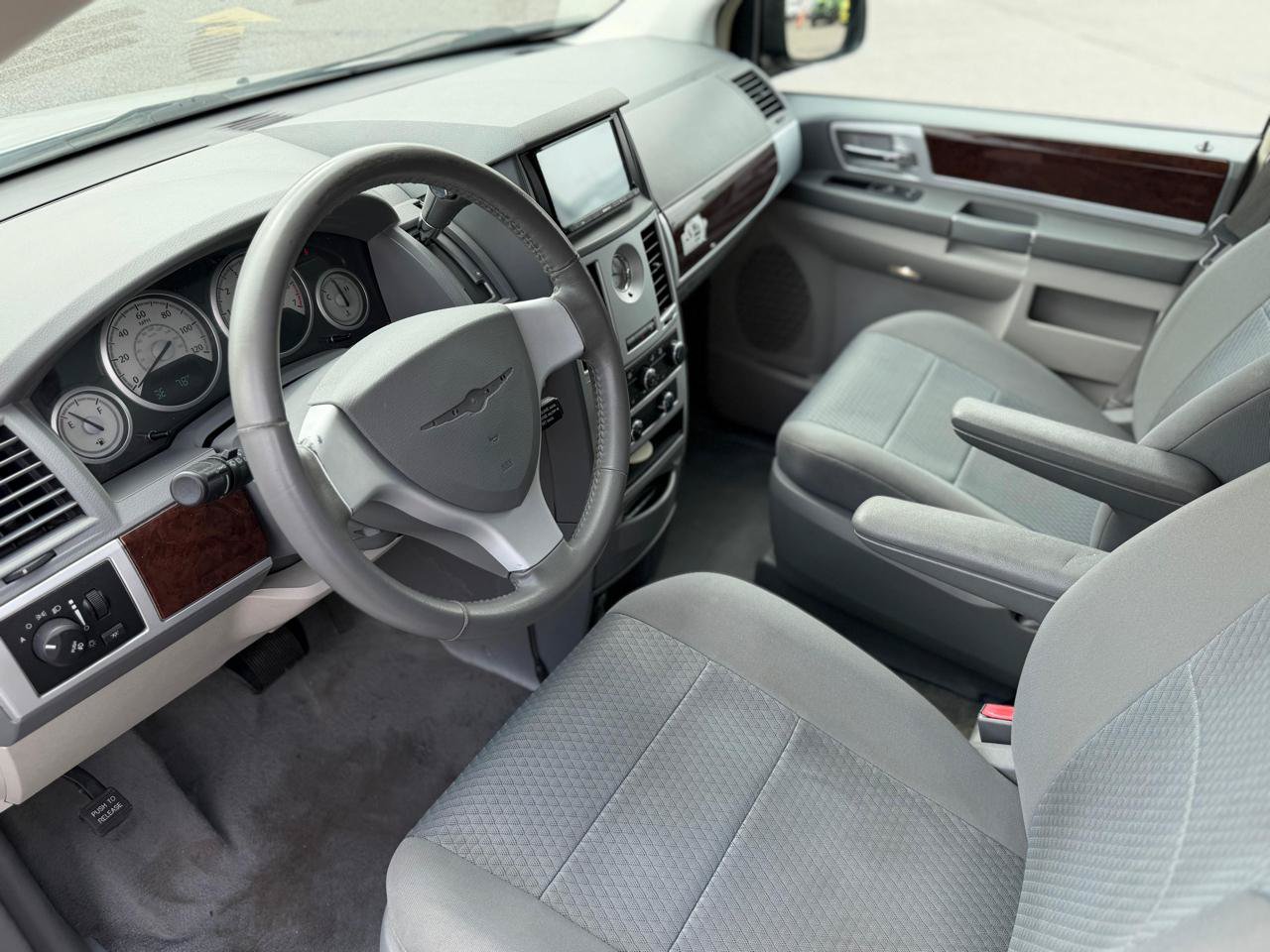 Used 2010 Chrysler Town & Country Touring FWD image 17