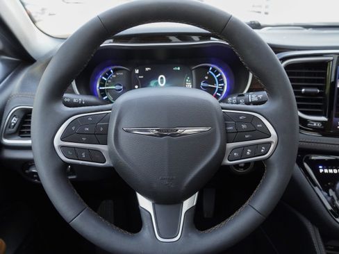 Used 2023 Chrysler Pacifica Pinnacle FWD image 18