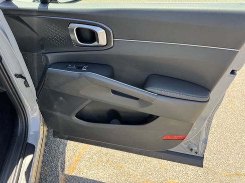 Used 2025 Kia Sorento EX w/ Panoramic Sunroof Package image 14