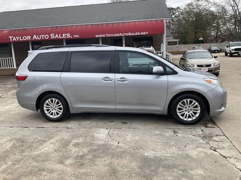 Used 2017 Toyota Sienna image 2