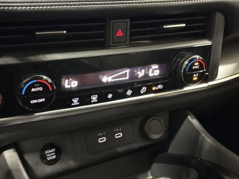 Used 2024 Nissan Rogue SV FWD image 16