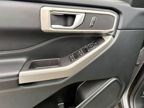 Used 2023 Ford Explorer XLT AWD/4WD image 14