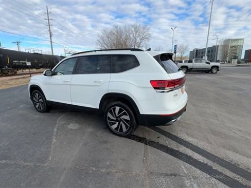 Used 2025 Volkswagen Atlas SE image 6