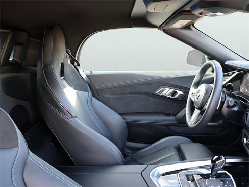 Used 2024 BMW Z4 M40i w/ Premium Package image 12