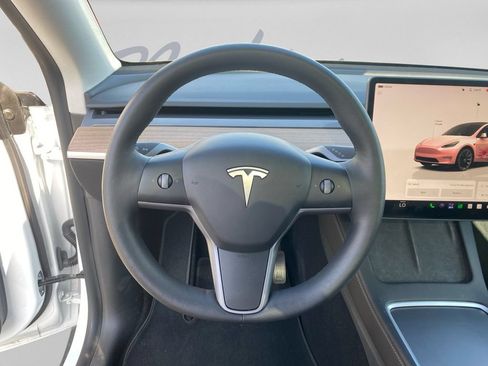 Used 2022 Tesla Model Y Long Range AWD/4WD image 17
