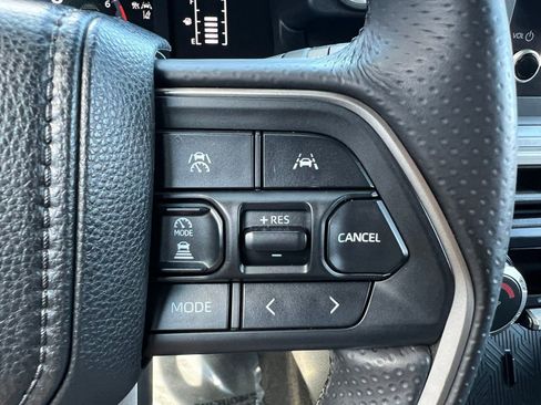 Used 2025 Toyota 4Runner SR5 AWD/4WD image 32