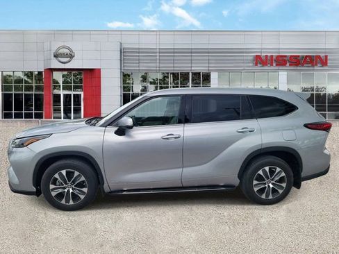 Used 2022 Toyota Highlander XLE AWD/4WD image 8