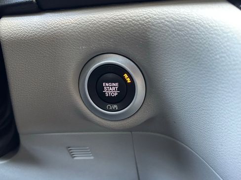 Used 2023 Chrysler Pacifica Touring-L image 9