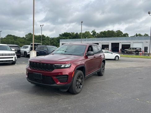 Used 2024 Jeep Grand Cherokee Altitude AWD/4WD image 4